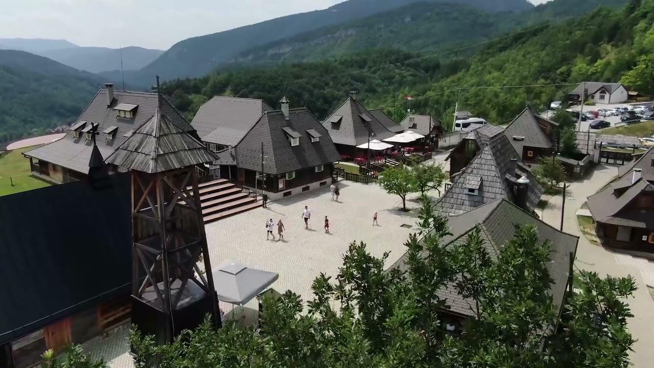 Главна улица и тргови Дрвенграда Амбијент · дрвена архитектура · Мећавник
